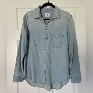 American Eagle Chambray Boyfriend Fit Button Up Shirt Women’s size L